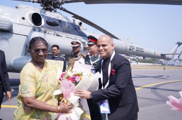 राज्यपाल संतोष कुमार गंगवार, मुख्यमंत्री हेमंत सोरेन, उपयुक्त कर्ण सत्यार्थी ने पुष्पगुच्छ भेंट कर स्वागत और कार्यक्रम स्थल का फोटो राज्यपाल संतोष कुमार गंगवार, मुख्यमंत्री हेमंत सोरेन, उपयुक्त कर्ण सत्यार्थी ने पुष्पगुच्छ भेंट कर स्वागत और कार्यक्रम स्थल का फोटो