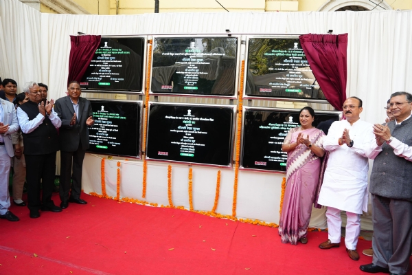 चांदनी चौक में ओवरहेड बिजली के तारों को भूमिगत करने की परियोजना का शुभारंभ  करती मुख्यमंत्री रेखा गुप्ता