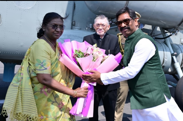 राज्यपाल संतोष कुमार गंगवार, मुख्यमंत्री हेमंत सोरेन, उपयुक्त कर्ण सत्यार्थी ने पुष्पगुच्छ भेंट कर स्वागत और कार्यक्रम स्थल का फोटो राज्यपाल संतोष कुमार गंगवार, मुख्यमंत्री हेमंत सोरेन, उपयुक्त कर्ण सत्यार्थी ने पुष्पगुच्छ भेंट कर स्वागत और कार्यक्रम स्थल का फोटो