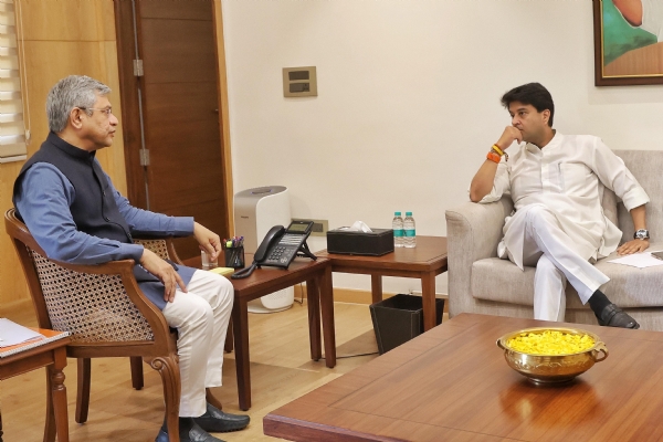 केन्द्रीय संचार एवं पूर्वोत्तर क्षेत्र विकास मंत्री ज्योतिरादित्य सिंधिया केन्द्रीय रेल मंत्री अश्विनी वैष्णव से मुलाकात करते हुए।