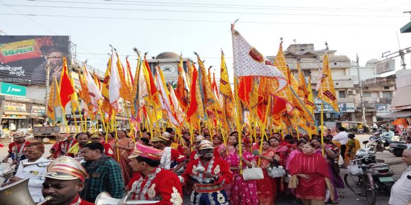 श्यामभक्तैः निशान–यात्रा निष्कासिता; “हारे का सहारा, खाटूश्याम हमारा” इति जयघोषः गुञ्जितः