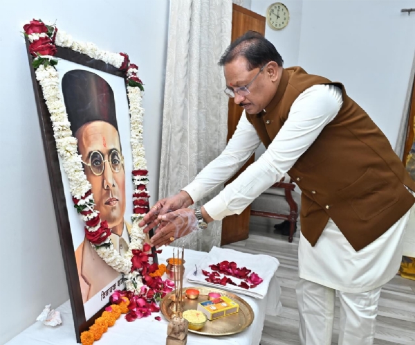 वीर सावरकर की पुण्यतिथि पर मुख्यमंत्री  साय श्रद्धांजलि  देते हुए
