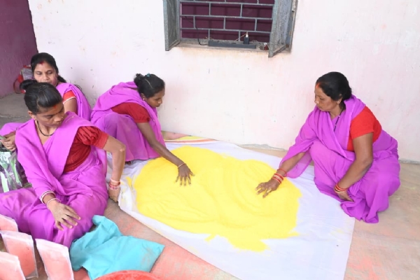 स्व सहायता समूह की महिलाएं कर रही है प्राकृतिक गुलाल का निर्माण