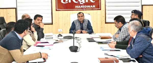 बैठक लेते जिलाधिकारी मयूर दीक्षित बैठक लेते जिलाधिकारी मयूर दीक्षित