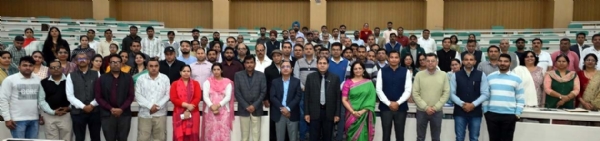 कार्यशाला में उपस्थित अतिथिगण एवं प्रतिभागी।