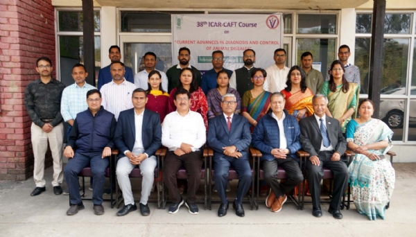 कुलपति डॉ. विनोद कुमार वर्मा के साथ प्रतिभागी व अधिकारी।