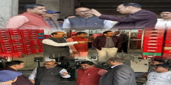 अत्याधुनिक दुग्धसंयंत्रस्य सहसा निरीक्षणं, गुणवत्तां स्वच्छतां च वीक्ष्य संजातः संतुष्टो निदेशकः