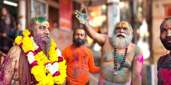 मायादेवी–मन्दिरे – संतैः पंचगव्येन ‘रंग–भरी एकादशी’ दिवसे होली–क्रीडा क्रीडिता