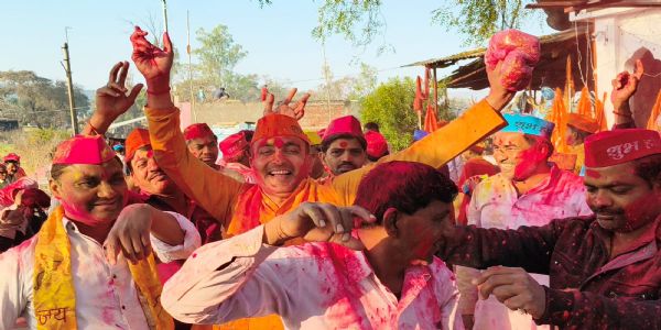राधा-कृष्णौ शिव-पार्वत्यौ इत्येभिःसह समाचरिता रंगपूर्णा एकादशी, उड्डीनः अबीर-गुलालः