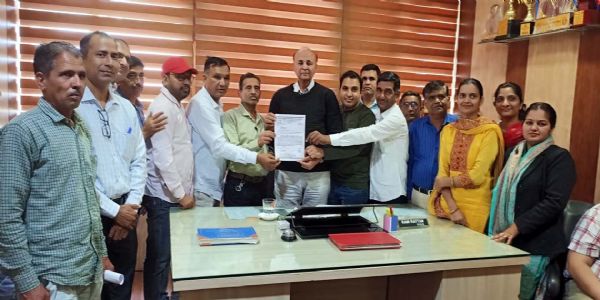 हिसार : तुगलकीनिर्देशं दत्वा कर्मचारी विरोधीनिर्णयं स्वीकरोति सर्वकारः - हितेंद्र सिहागः