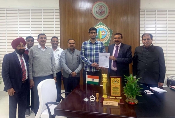 विद्यार्थी साहिल को बधाई देते कुलपति प्रो. नरसी राम बिश्नोई। विद्यार्थी साहिल को बधाई देते कुलपति प्रो. नरसी राम बिश्नोई।