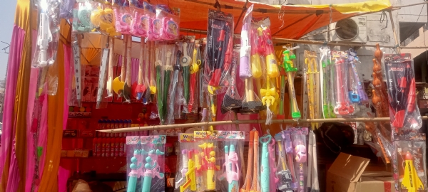होली पर सजी पिचकारियों की दुकान