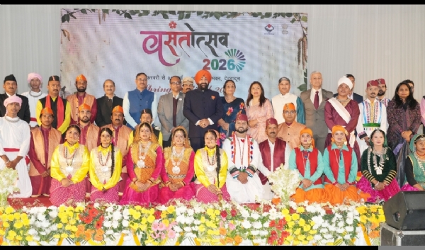 राज्यपाल लोक भवन, देहरादून में आयोजित वसंतोत्सव-2026 के प्रथम दिवस पर शुक्रवार को सांस्कृतिक संध्या  में कलाकारों के साथ।