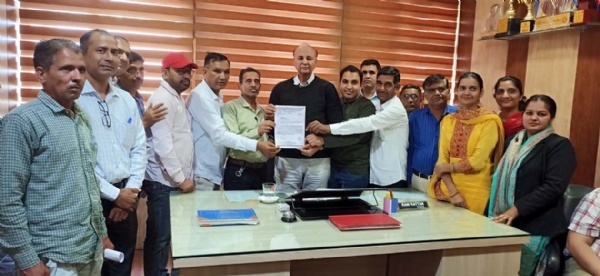 मांगों को लेकर ज्ञापन सौंपते हेमसा पदाधिकारी। मांगों को लेकर ज्ञापन सौंपते हेमसा पदाधिकारी।