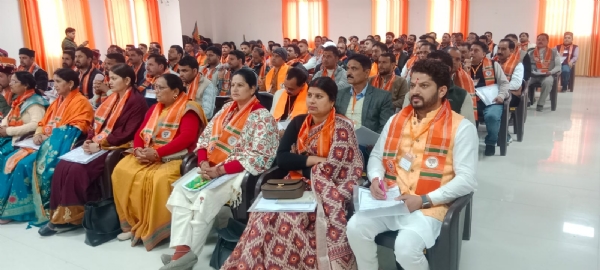 उत्तरकाशी शनिवार को भाजपा कार्यकर्ता प्रशिक्षण कार्यक्रम में बैठक में होते
