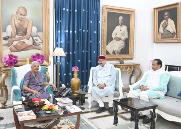 उत्तर प्रदेश की राज्यपाल से मिलते बीकेटीसी के अध्यक्ष एवं उत्तराखंड सरकार के मंत्री सतपाल महाराज