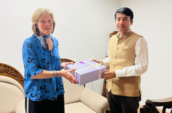 बस्तर कलेक्टर आकाश छिकारा से औपचारिक मुलाकात कर अपने अनुभव साझा करती हई