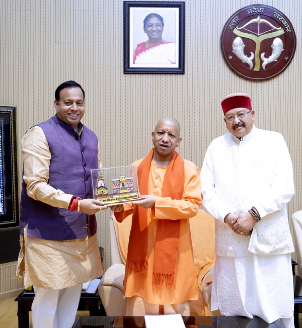 उत्तर प्रदेश के मुख्यमंत्री योगी आदित्यनाथ से शिष्टाचार भेंट करते बीकेटीसी के अध्यक्ष एवं उत्तराखंड सरकार के मंत्री सतपाल महाराज