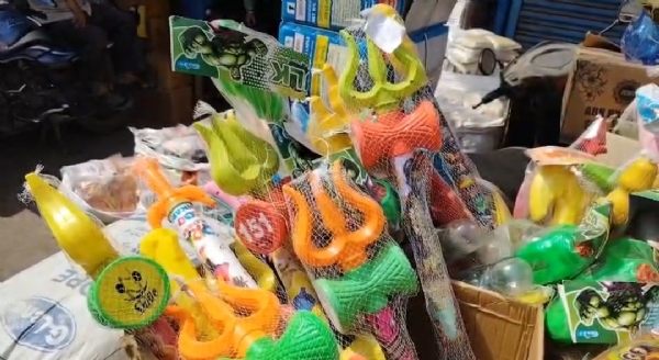 बाजारों में बिक रही पिचकारियां बाजारों में बिक रही पिचकारियां