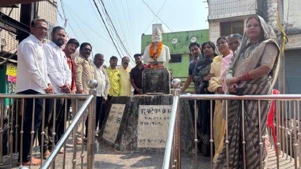 बाबू छोटेलाल श्रीवास्तव की प्रतिमा के पास नमन करते हुए नागरिक।