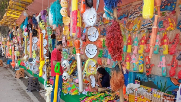 होली की आहट के साथ बाजारों में उमड़ी रौनक, रंग-गुलाल और पिचकारी की खरीदारी तेज