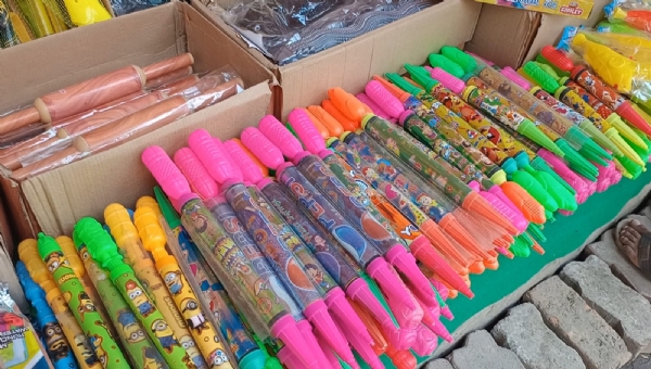 होली की आहट के साथ बाजारों में उमड़ी रौनक, रंग-गुलाल और पिचकारी की खरीदारी तेज