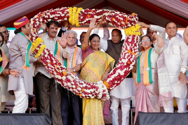 दक्षिणी दिल्ली लोकसभा क्षेत्र में आयोजित प्रवास कार्यक्रम में लोगों अभिवदन करती मुख्यमंत्री रेखा गुप्ता दक्षिणी दिल्ली लोकसभा क्षेत्र में आयोजित प्रवास कार्यक्रम में लोगों अभिवदन करती मुख्यमंत्री रेखा गुप्ता