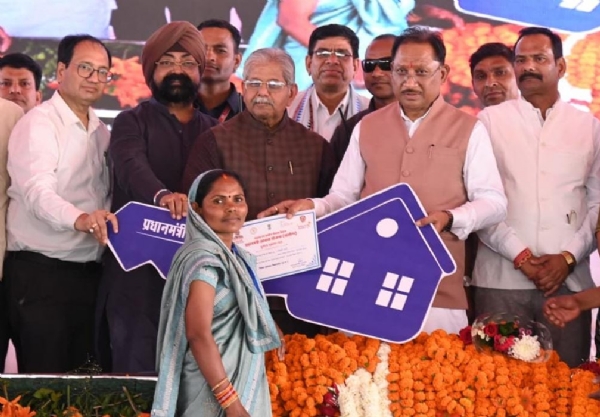 मुख्यमंत्री विष्णुदेव साय महिला हितग्राही को पीएम आवास योजना के तहत बने मकान की चॉबी सौंपते हुए