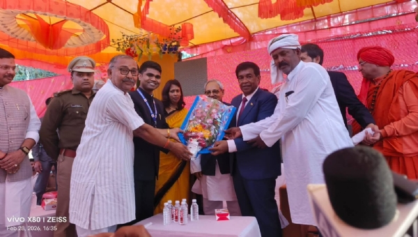 मॉरीशस पूर्व राष्ट्रपति का स्वागत करते जिलाधिकारी एवं आयोजन समिति के सदस्य मॉरीशस पूर्व राष्ट्रपति का स्वागत करते जिलाधिकारी एवं आयोजन समिति के सदस्य