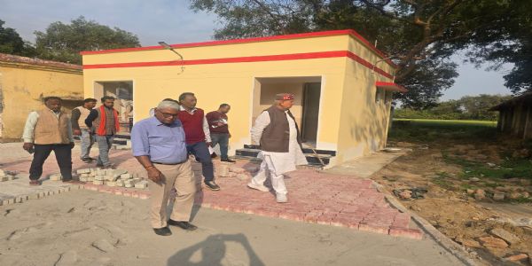 कृषिमन्त्री शाही राजकीय–कृषि–केन्द्रस्य औचक–निरीक्षणं कृतम्; सस्यानां अवलोकनं च कृतवान्