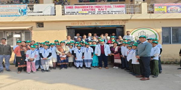 प्राकृतिक–शिविरार्थं प्रस्थितान् ४४ योग्यान् छात्रान् विधायक: केवलपठानिया हरित–ध्वजं दर्शयित्वा प्रेषितवान्