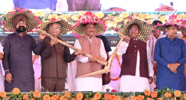 मुख्यमंत्री विष्णुदेव साय सहित अन्य अतिथियों का खुमरी और नांगर भेंटकर सम्मान किया गया