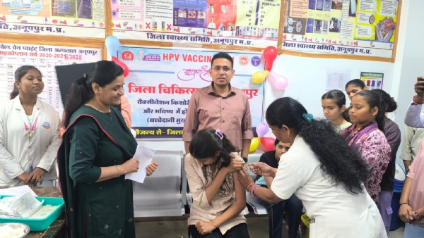 टीकाकरण अभियान का  शुभारंभ में कलेक्टर