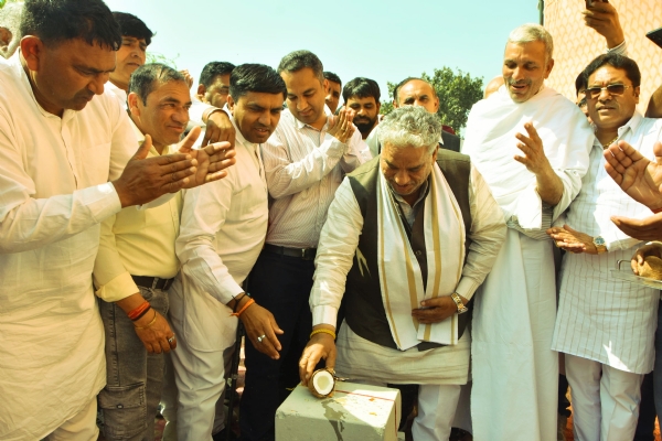 पानीपत में सड़क के निर्माण कार्य को उदघाटन करते मंत्री कृष्ण लाल पवार पानीपत में सड़क के निर्माण कार्य को उदघाटन करते मंत्री कृष्ण लाल पवार