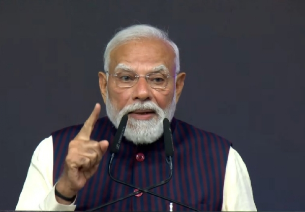 प्रधानमंत्री नरेन्द्र मोदी शनिवार को गुजरात में कार्यक्रम को संबोधित करते हुए