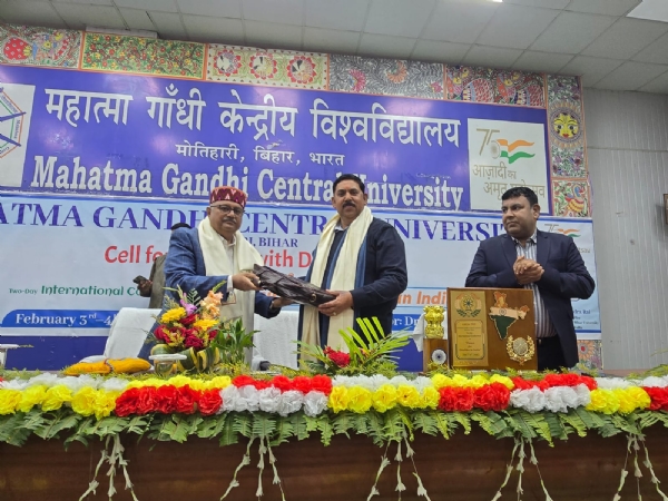 मुख्य अतिथि का स्वागत करते कुलपति