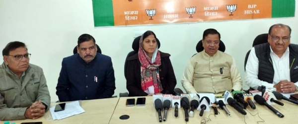 पत्रकारों से बातचीत करते डॉ. कमल गुप्ता व मौके पर उपस्थित जिला अध्यक्ष डॉ. आशा खेदड़ व अन्य पदाधिकारी। पत्रकारों से बातचीत करते डॉ. कमल गुप्ता व मौके पर उपस्थित जिला अध्यक्ष डॉ. आशा खेदड़ व अन्य पदाधिकारी।