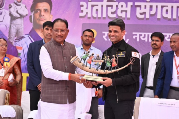 ग्रुप कैप्टन और अंतरिक्ष यात्री शुभांशु शुक्ला मुख्यमंत्री विष्णु देव साय के साथ