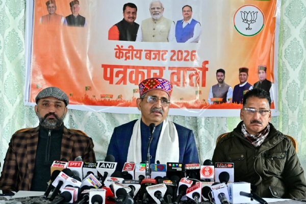 भाजपा नेता प्रेस वार्ता करते हुए भाजपा नेता प्रेस वार्ता करते हुए