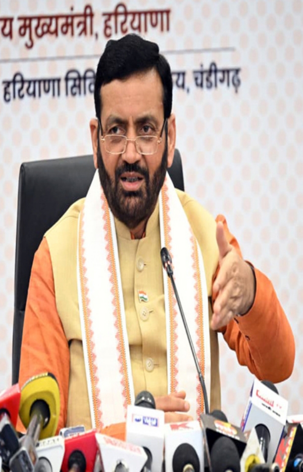 हरियाण के मुख्यमंत्री नायब सैनी पत्रकारों से बातचीत करते हुए