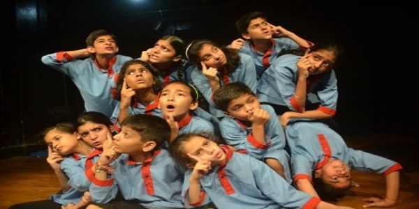 अभिनव–चित्रालयमध्ये बहुप्रतीक्षितः ‘आप हमारे हैं कौन’ नाटकस्य मंचनं भविष्यति