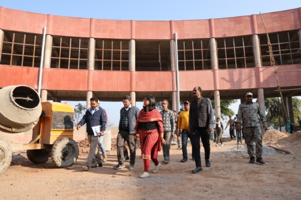 कलेक्टर ने अटल स्मारक के निर्माण कार्य का किया निरीक्षण