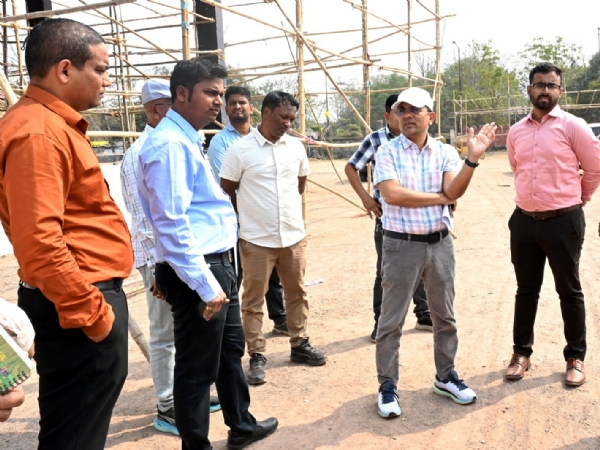 निरीक्षण करते कलेक्टर महोबे