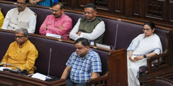 वोट ऑन अकाउंट इति आर्थिकसर्वेक्षणमद्य : लक्ष्मी भंडारं समेत्य बह्वीषु योजनासु वर्धितुं शक्यते राशिः, सर्वेषां दृष्टिः ममता सर्वकारस्य घोषणायाम्