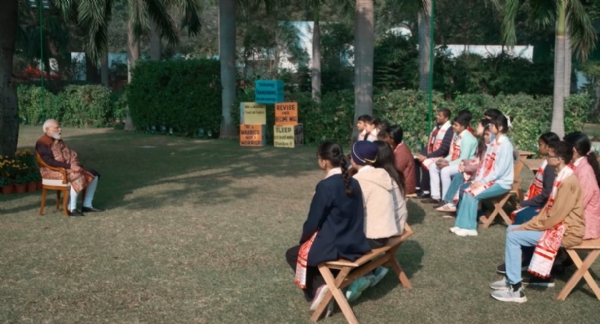 प्रधानमंत्री नरेन्द्र मोदी परीक्षा पे चर्चा के दौरान छात्रों से संवाद करते हुए