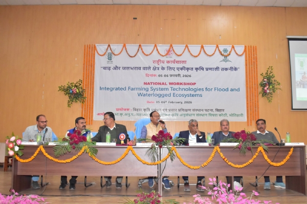 कार्यशाला में भाग लेते वैज्ञानिक