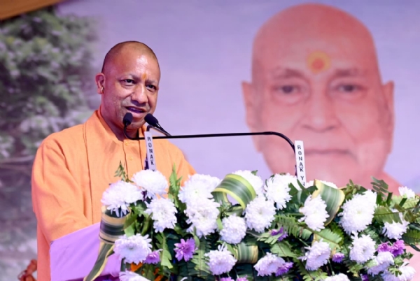 उत्तर प्रदेश के मुख्यमंत्री योगी आदित्यनाथ कार्यक्रम को संबोधित करते हुए।