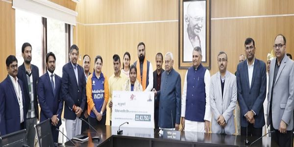 मुख्यमंत्री नेत्रहीन महिला टी-20 विश्वचषकीयस्य विजेतृदलस्य क्रीडिका अनु कुमारी सम्मानिता