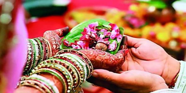 गूंजितुमारब्धं शहनाइवादनं, आपणेषु आवर्तितं सौंदर्यम्