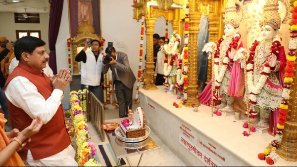 स्वामीनारायण मंदिर पहुँचकर दर्शन कर पूजा-अर्चना की